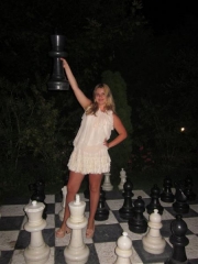 Я играю в шахматы)))